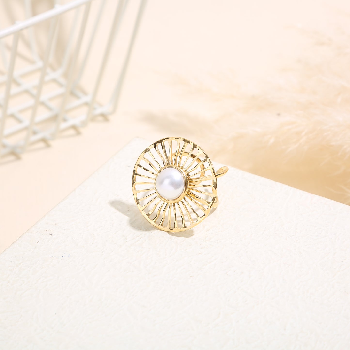 Bague dorée ajustable motif rayons avec perle blanche