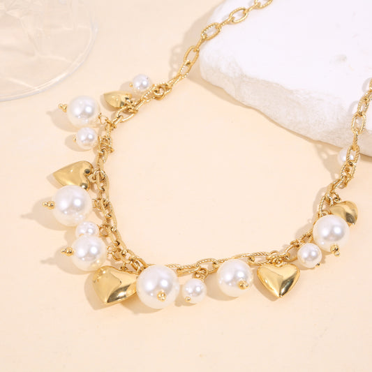 Collier chaîne dorée remplies de breloques cœurs et perles