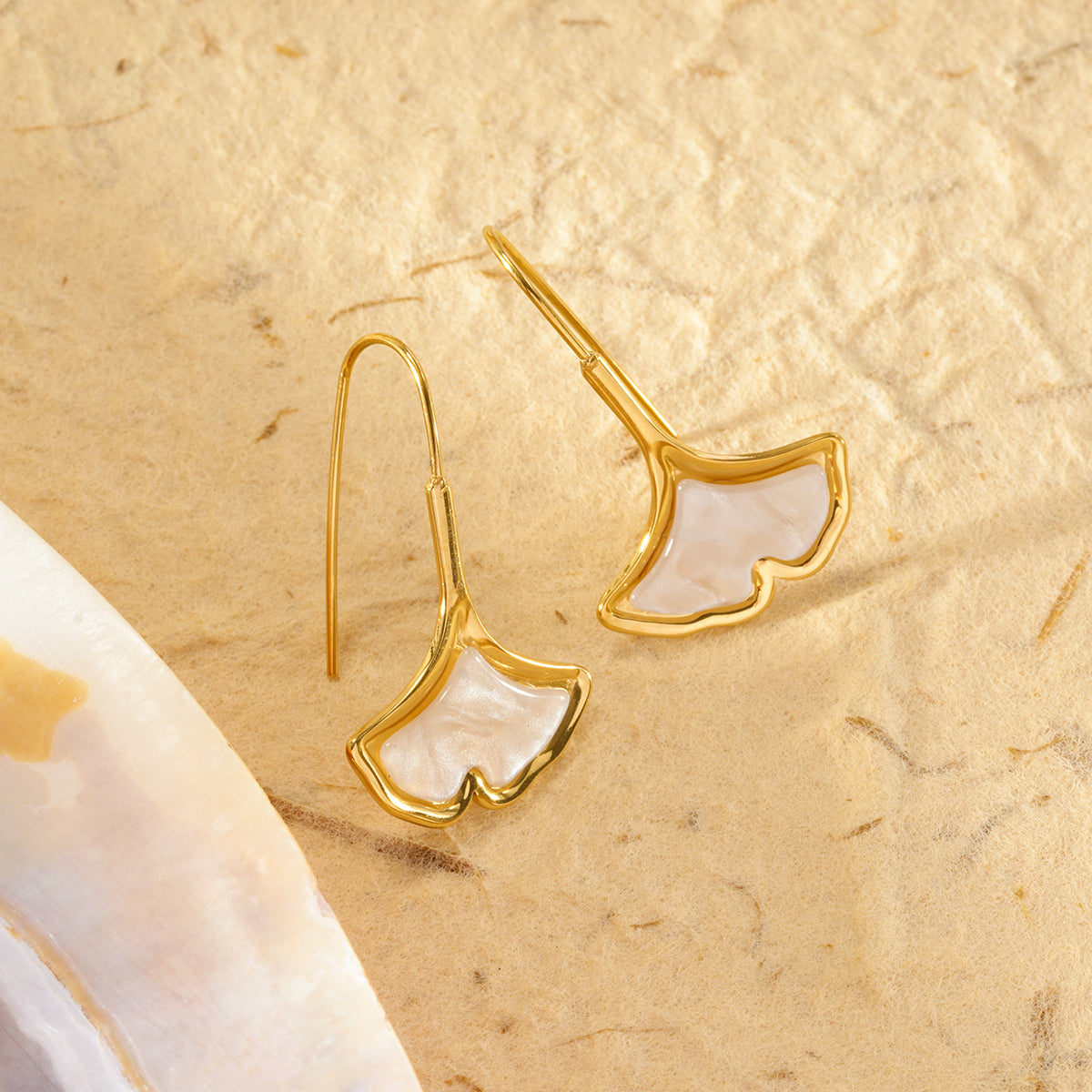 Boucles d'oreilles dorées arc longues feuille de ginkgo nacrée