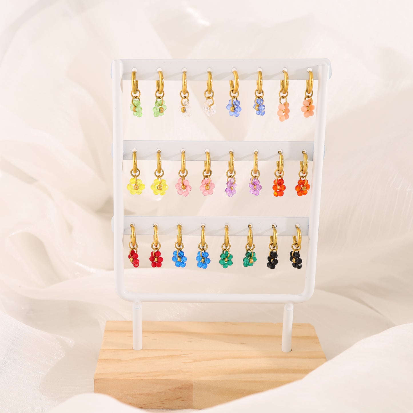 Lot de 12 paires de mini créoles avec fleurs sur présentoir