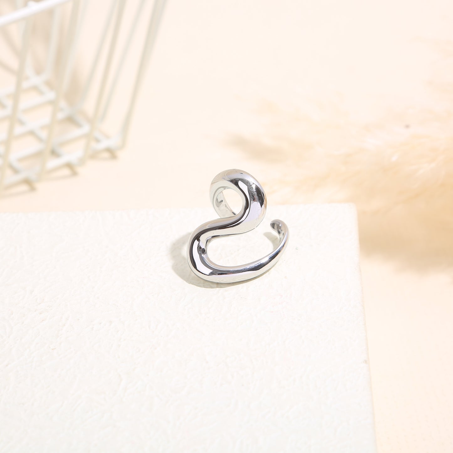 Bague argentée forme ondulée lisse