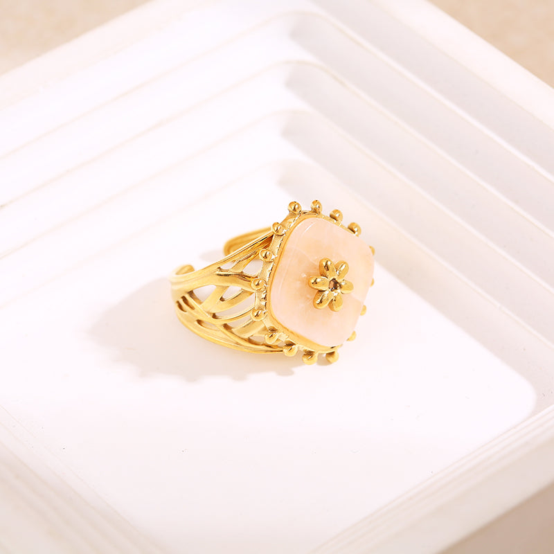 Bague dorée pierre losange avec fleur dedans