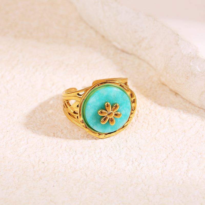 Bague dorée pierre ronde avec fleur interne