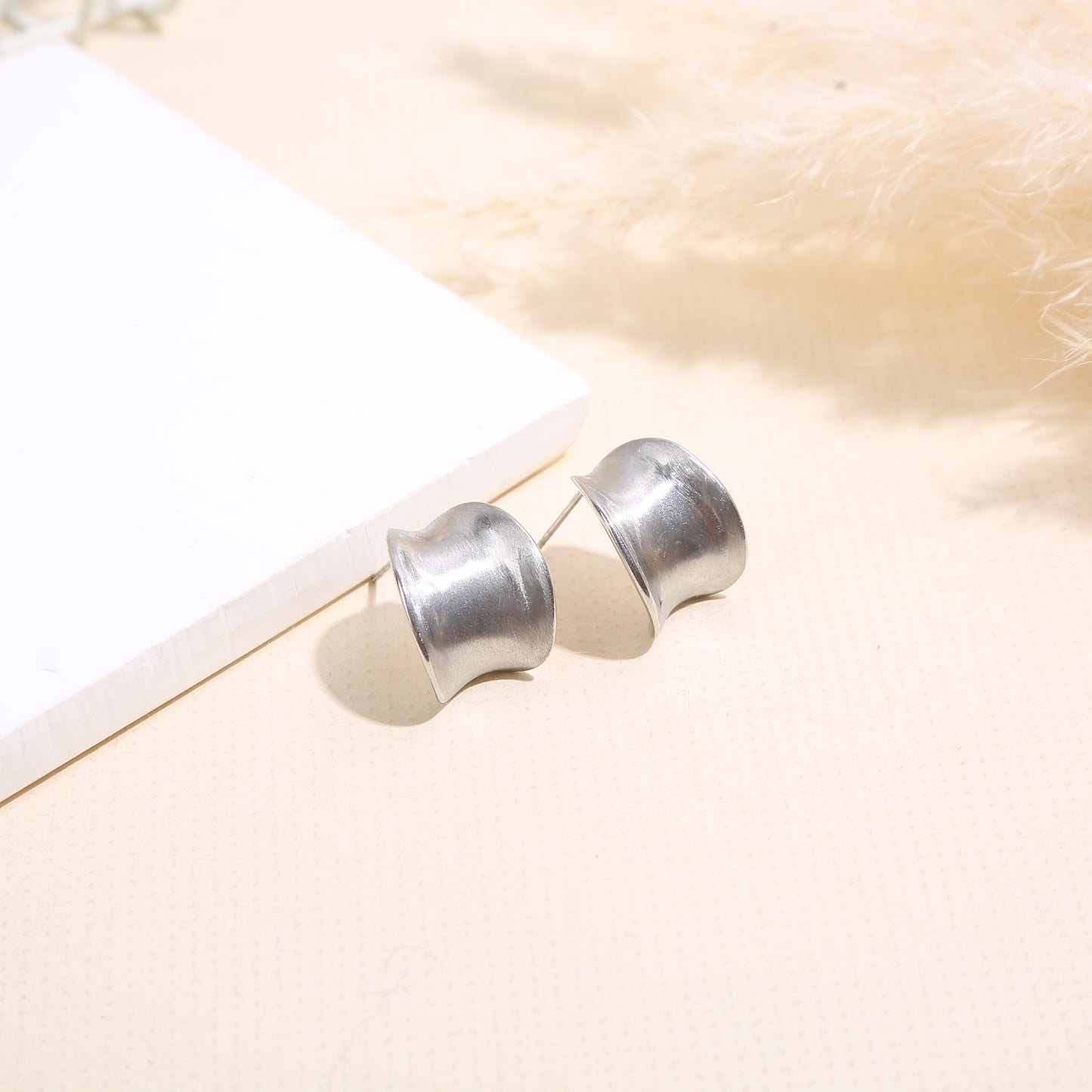 Boucle d'oreilles clous argentées brossées forme ondulée