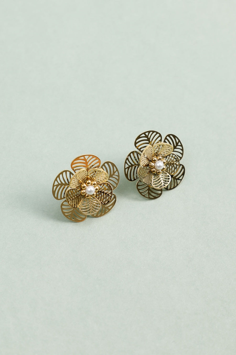 Boucles d'Oreilles Dorées Fleur Ajourée et Perle Blanche Nacrée