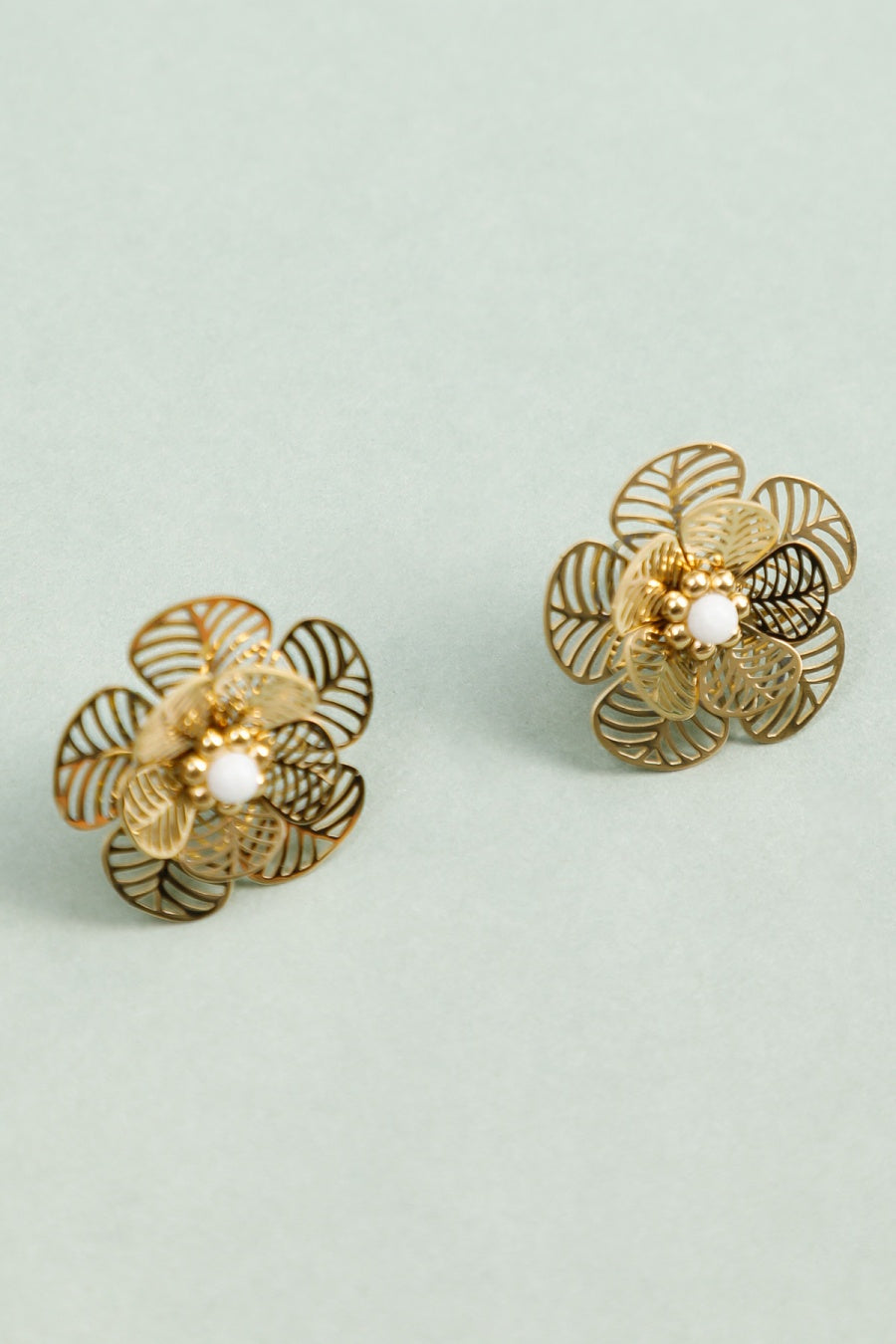 Boucles d'Oreilles Dorées Pétales de Fleurs Ajourées et Pierre