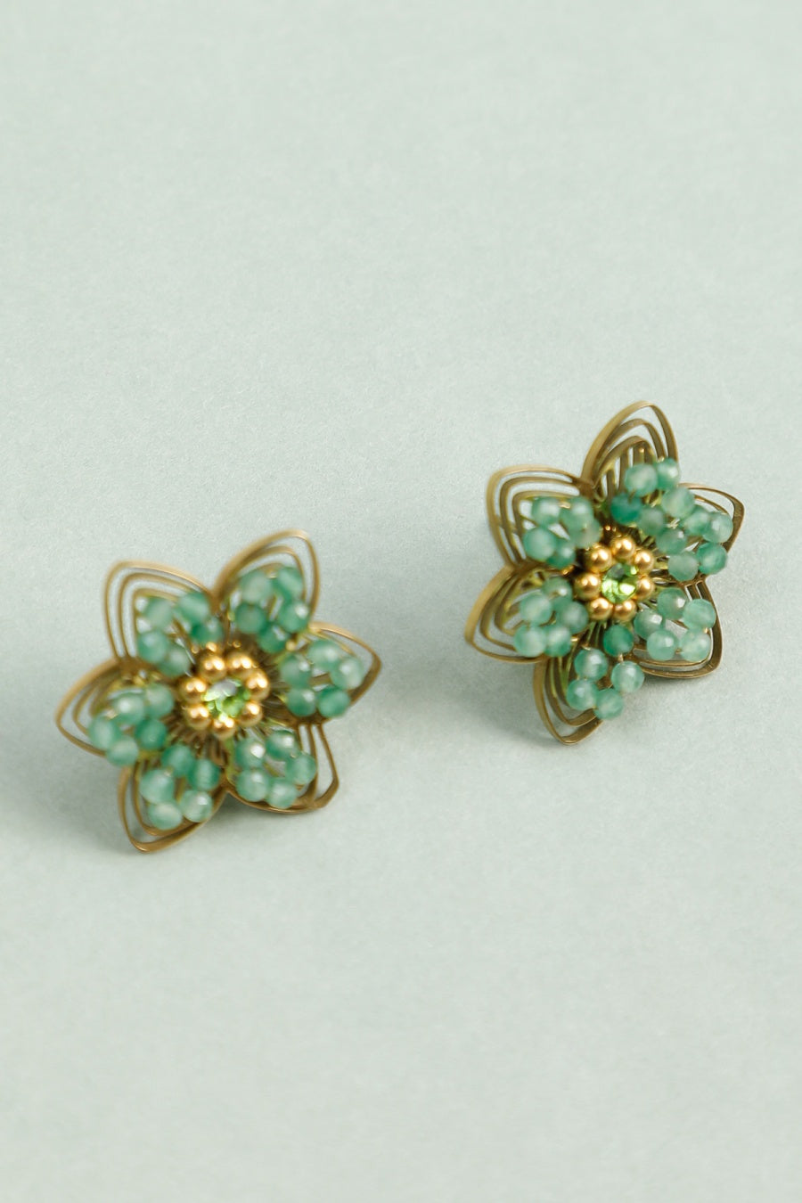 Boucles d'Oreilles Dorées Fleurs Ajourées Avec Perles Strass Au Centre