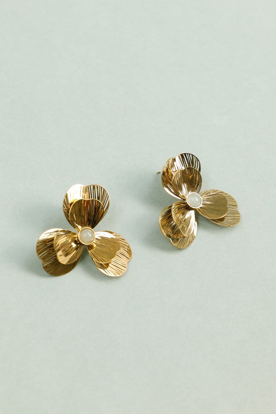 Boucles d'Oreilles Dorées Fleur Sculptée Au Centre Pierre Vert d'Eau