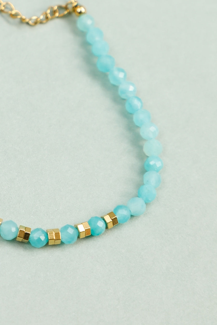 Bracelet Perles et Détails Dorés