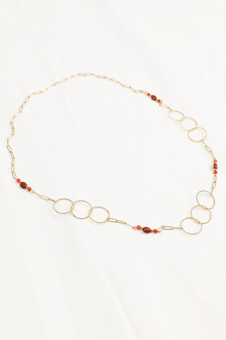 Collier Sautoir Doré Maillons Anneaux Torsadés Entrelacés et Perles Rouges