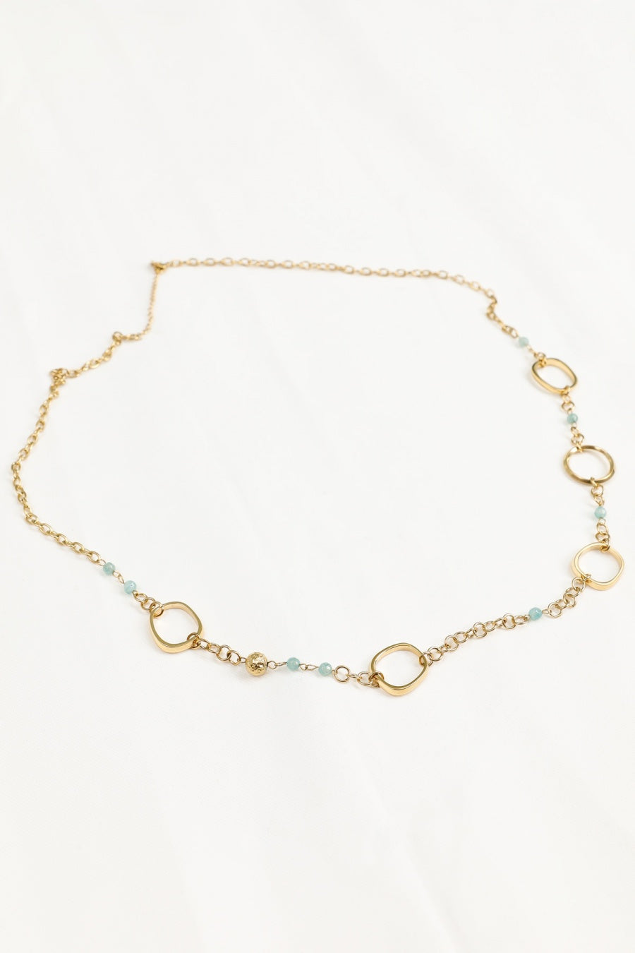 Collier Sautoir Doré Grands Anneaux Texturés Avec Perles Bleu Clair Facettées