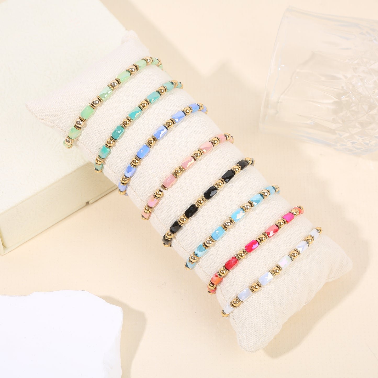 Lot de 8 bracelets séparateurs dorés perles couleurs diverse sur présentoire