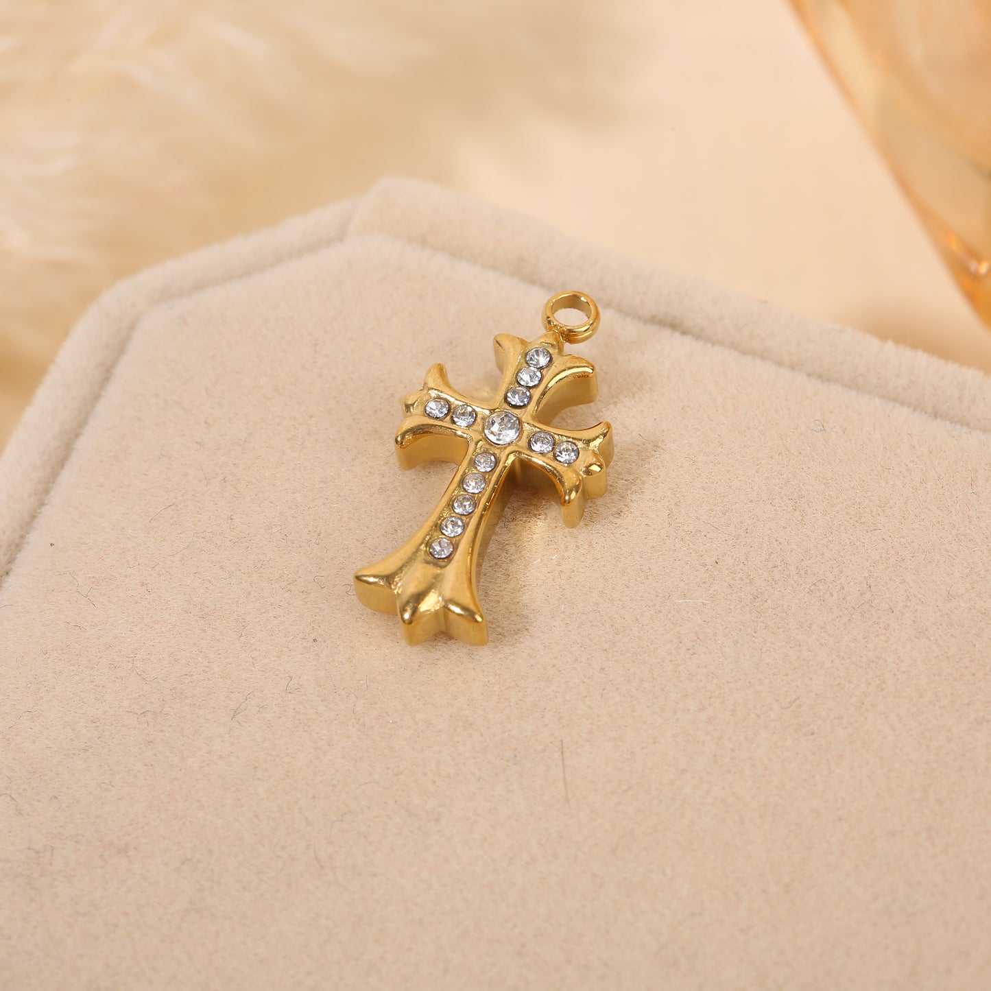 Lot de 3 pendentifs dorés croix sculptées strassées