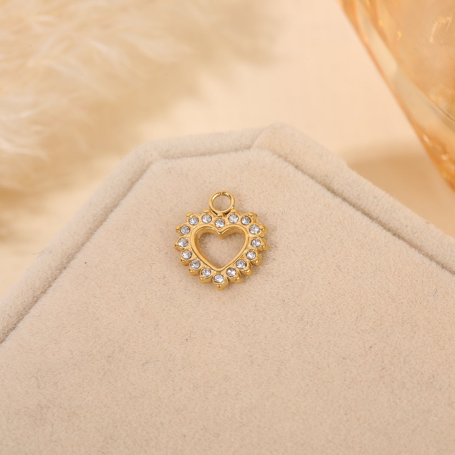 Lot de 3 pendentifs dorés cœurs ajourés strassés