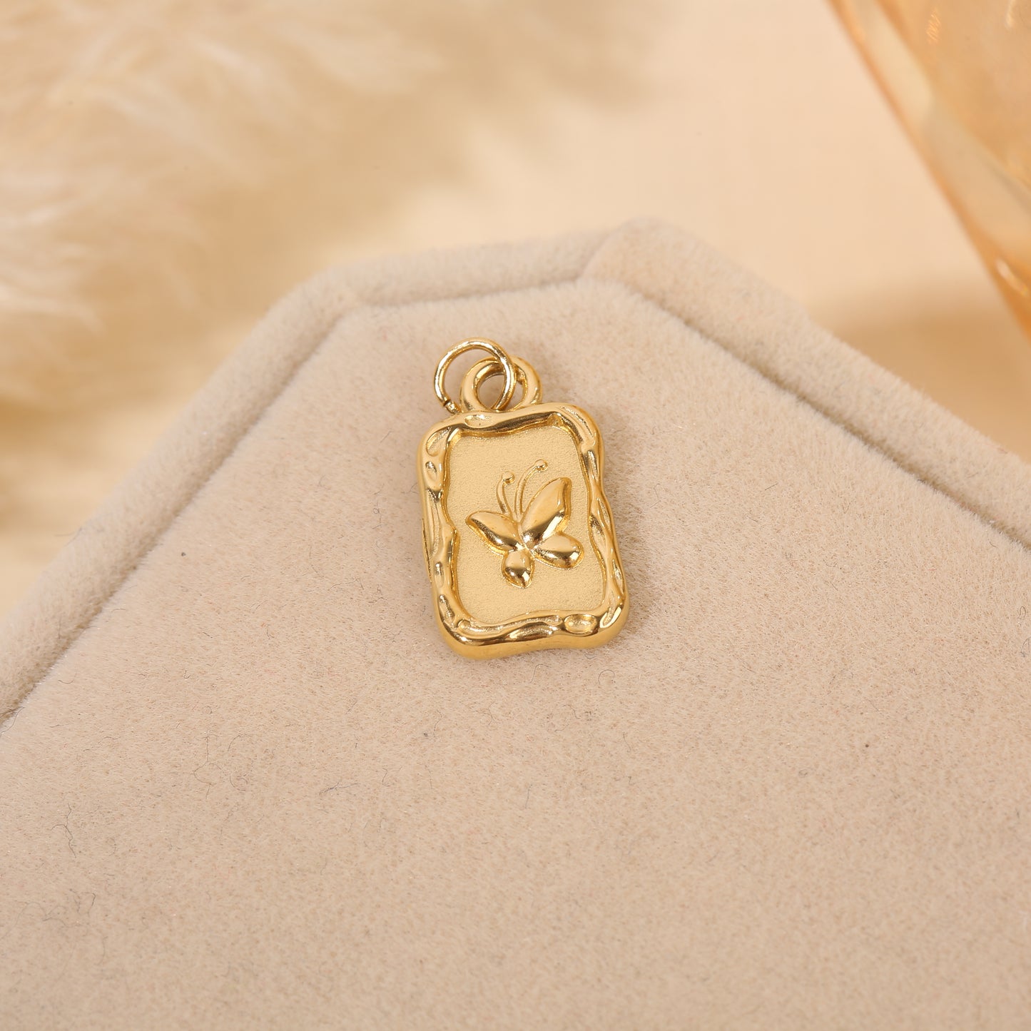 Lot de 3 pendentifs dorés cadre papillon central