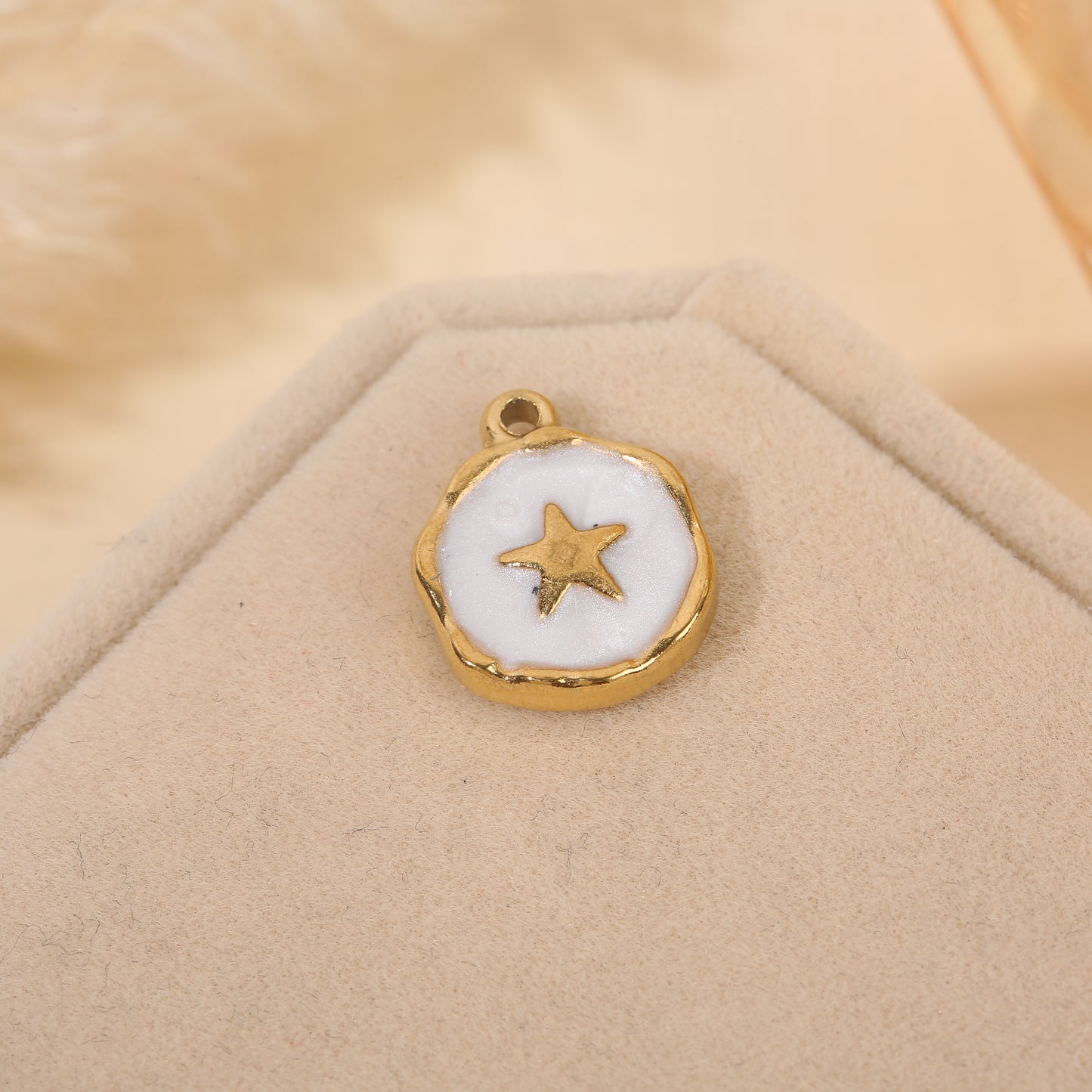 Lot de 3 pendentifs dorés rond émail blanche étoile centrale