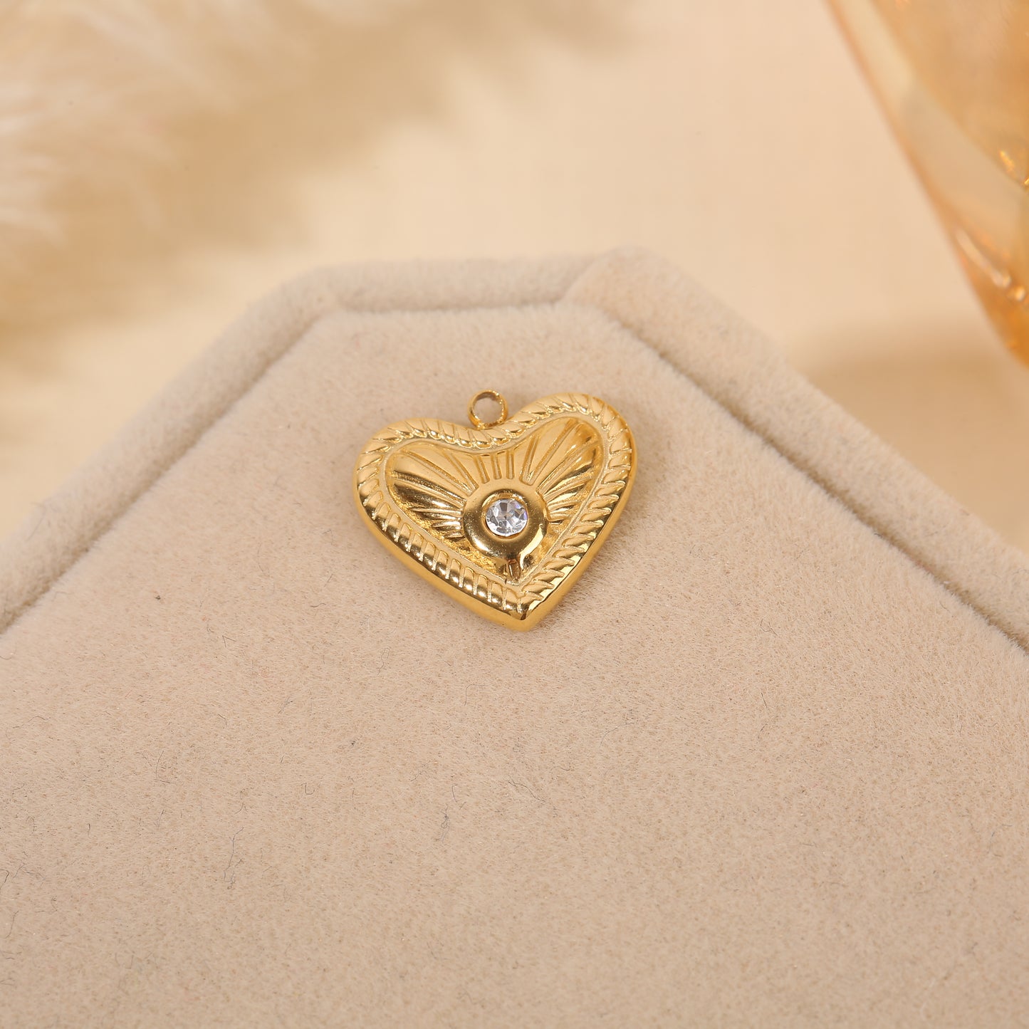 Lot de 3 pendentifs dorés cœurs striés avec strass