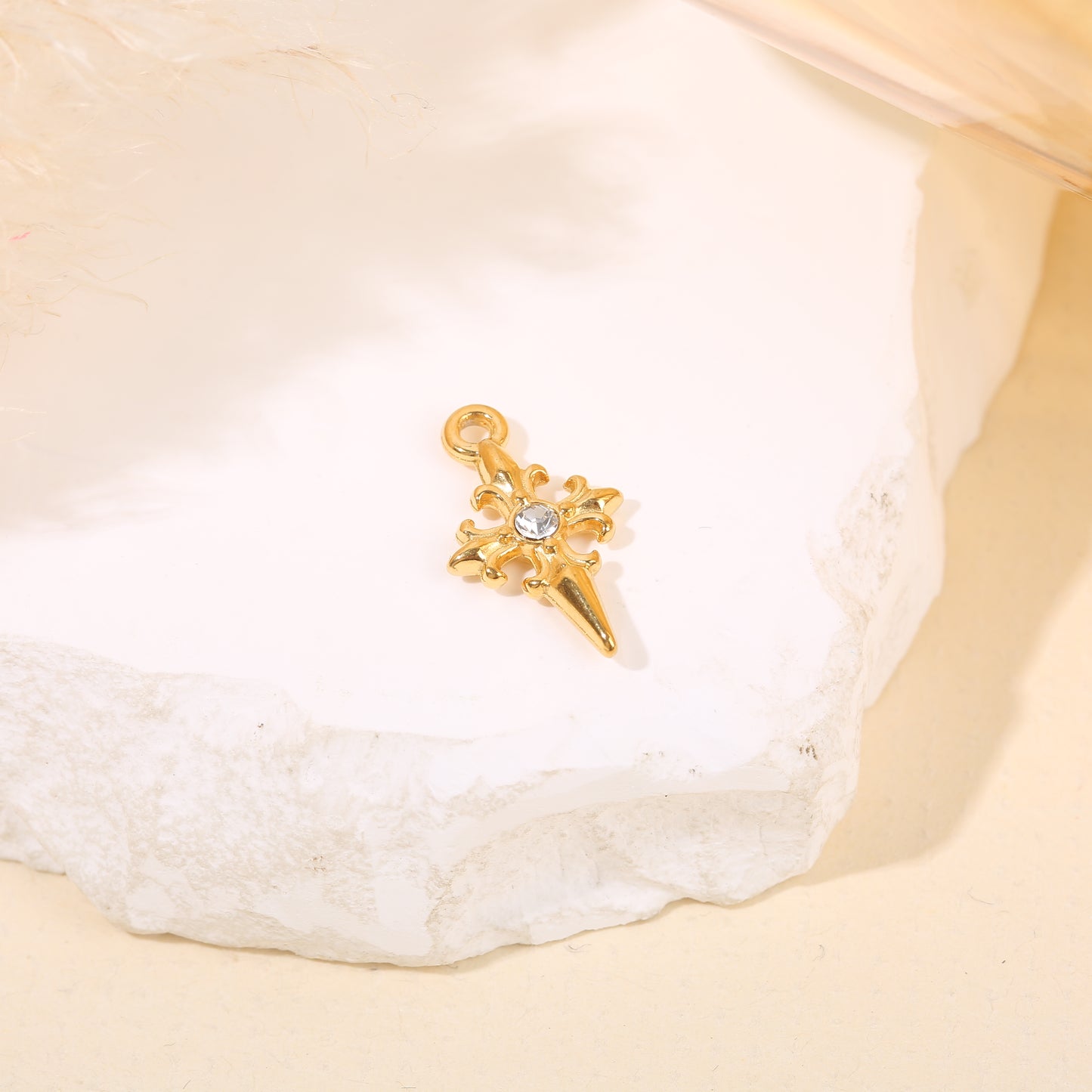 Lot de 3 pendentifs dorés croix gothique à strass