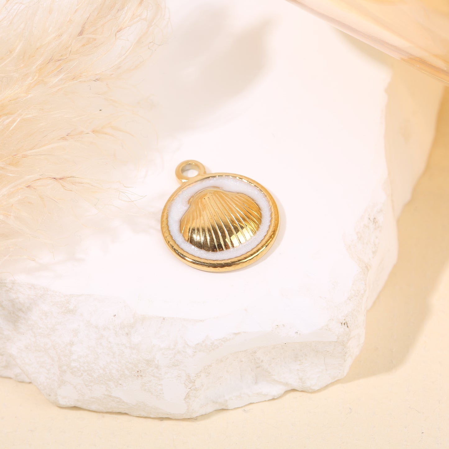 Lot de 3 pendentifs dorés rond émail blanche coquillage centrale