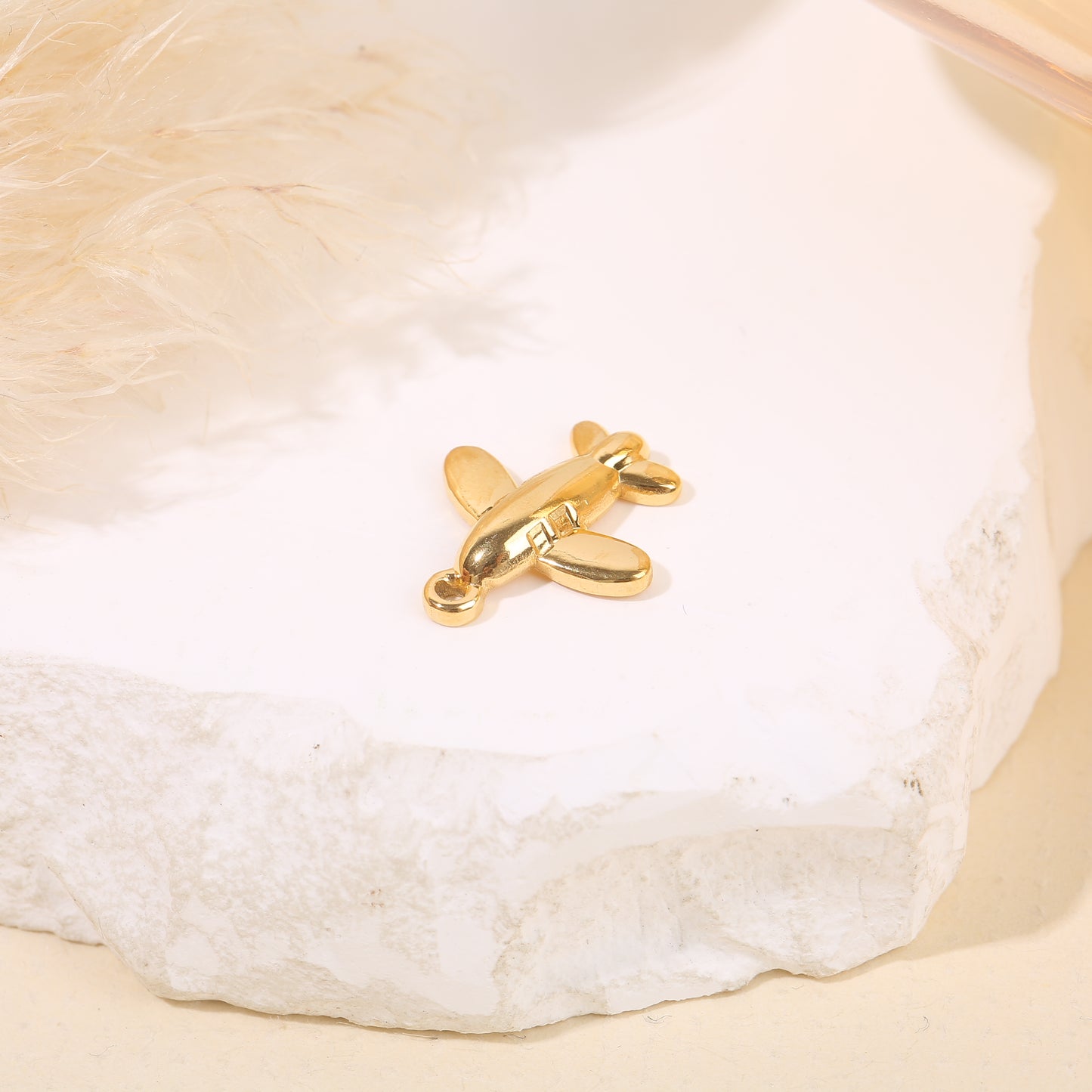 Lot de 3 pendentifs dorés avion bombé