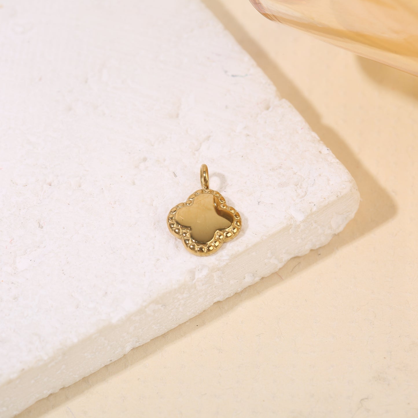 Lot de 3 pendentifs dorés fleurs à 4 pétales contours texturés