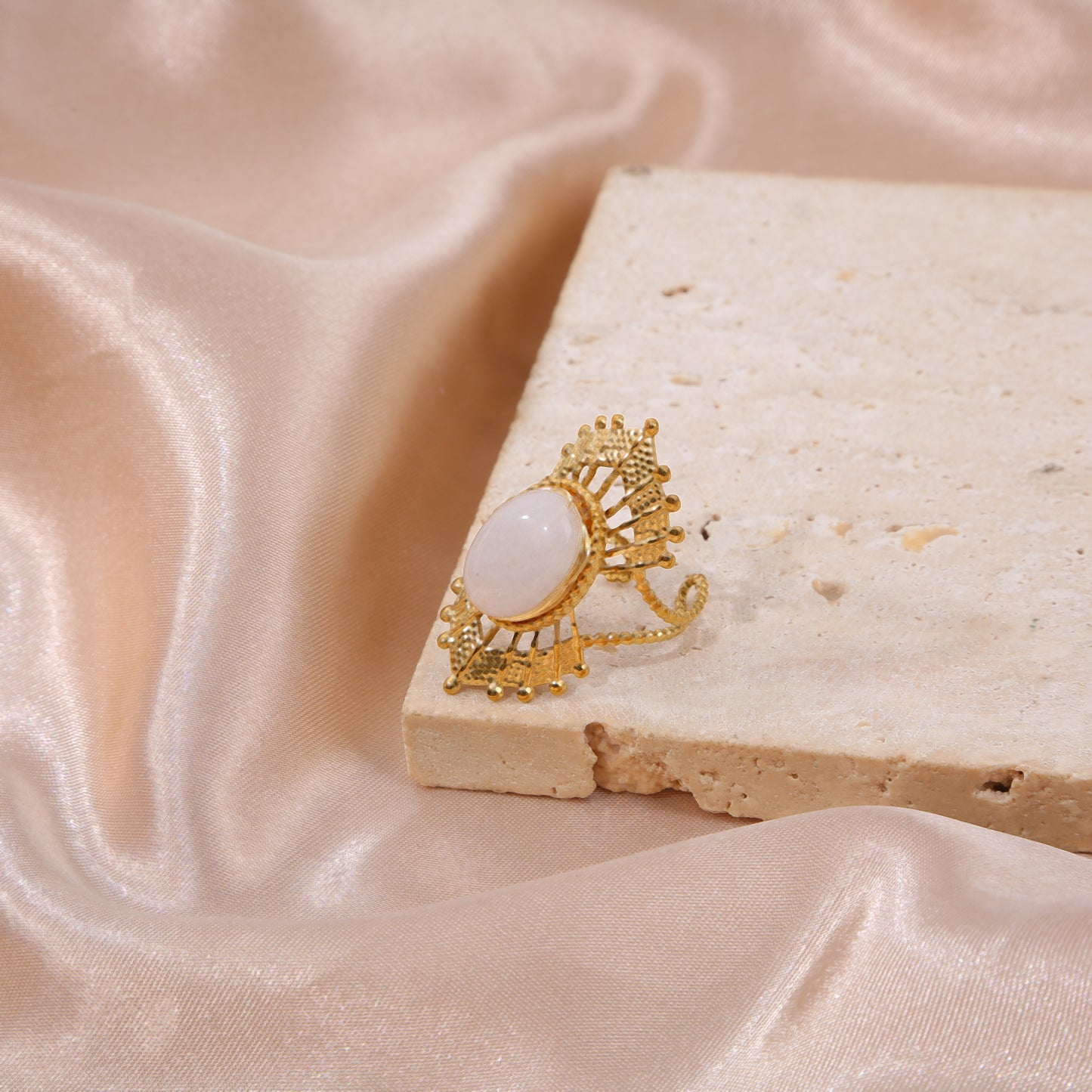 Bague Dorée Pierre Blanche Ovale et Motif Soleil