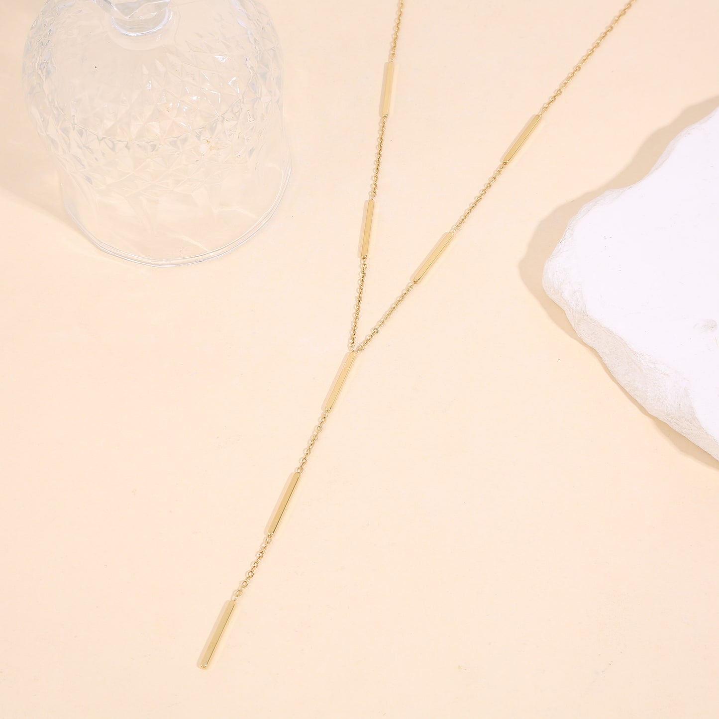 Collier chaîne fine en Y orné de tubes lisses