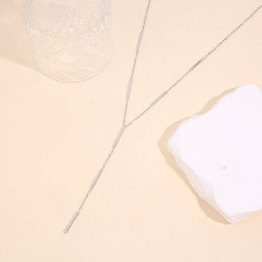 Collier chaîne fine en Y orné de tubes lisses