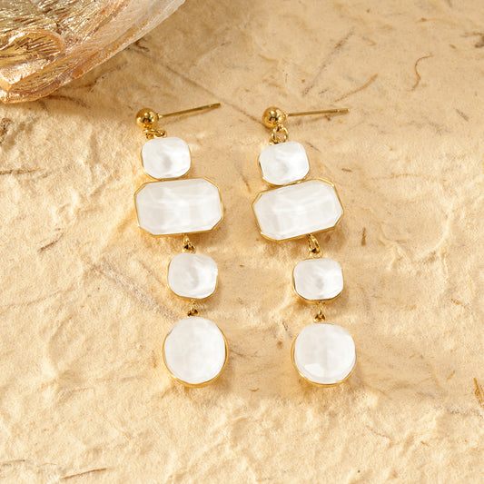 Boucles d'oreilles dorées pendantes pierres blanches forme variées