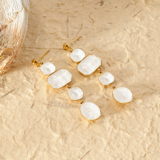 Boucles d'oreilles dorées pendantes pierres blanches forme variées