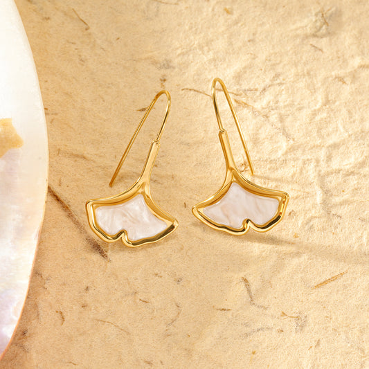 Boucles d'oreilles dorées arc longues feuille de ginkgo nacrée