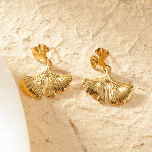 Boucles d'oreilles dorées pendantes feuilles de ginkgo texturés