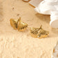 Boucles d'oreilles clous dorés feuille de ginkgo striée