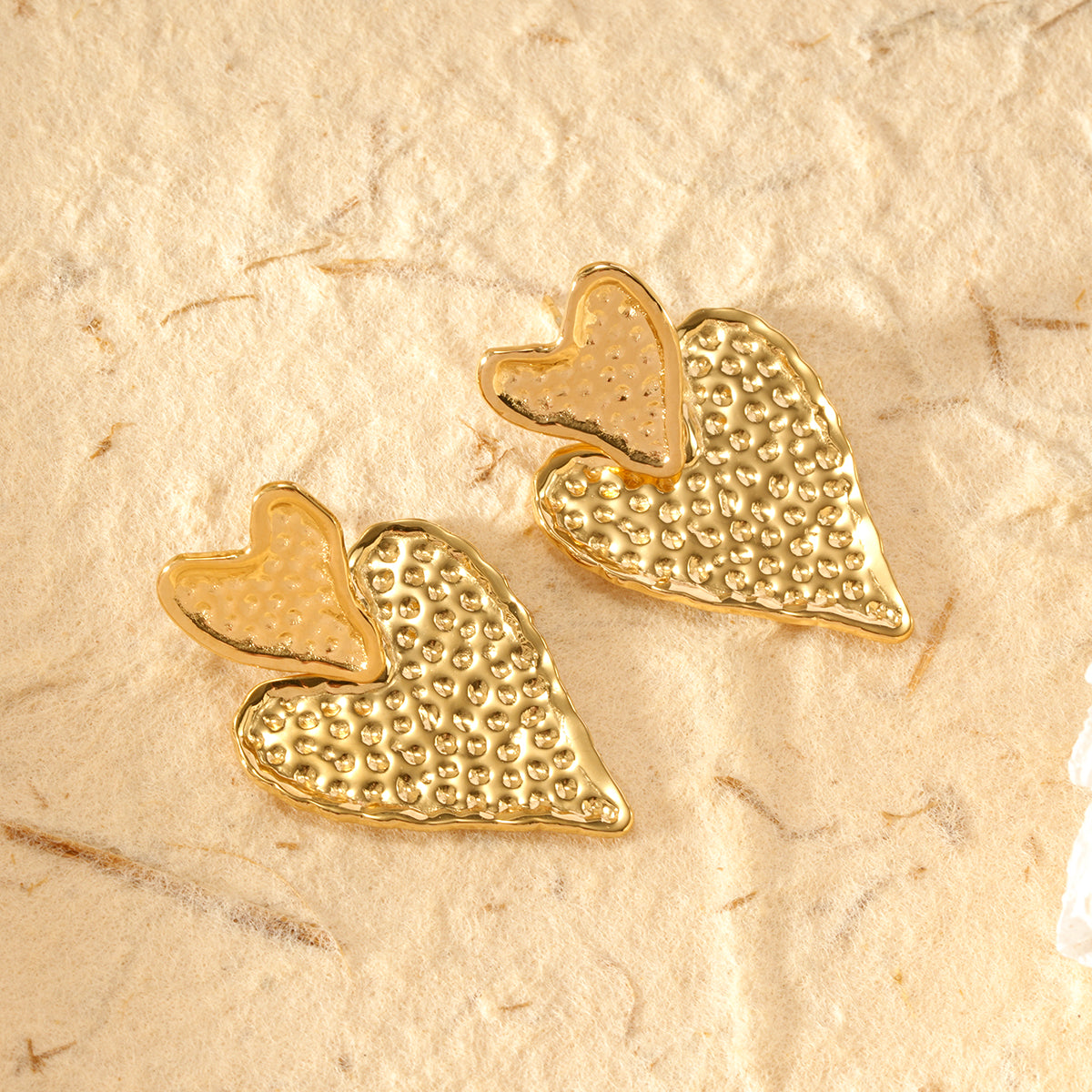Boucles d'oreilles dorées double coeurs pendants texturés