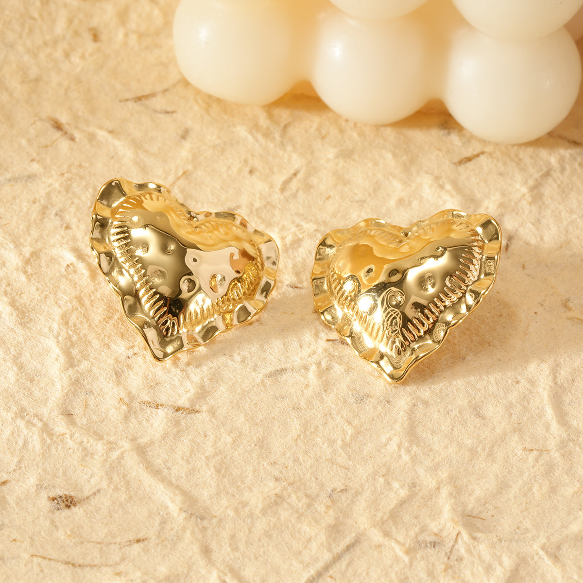 Boucles d'oreilles dorées cœurs bombé texturé