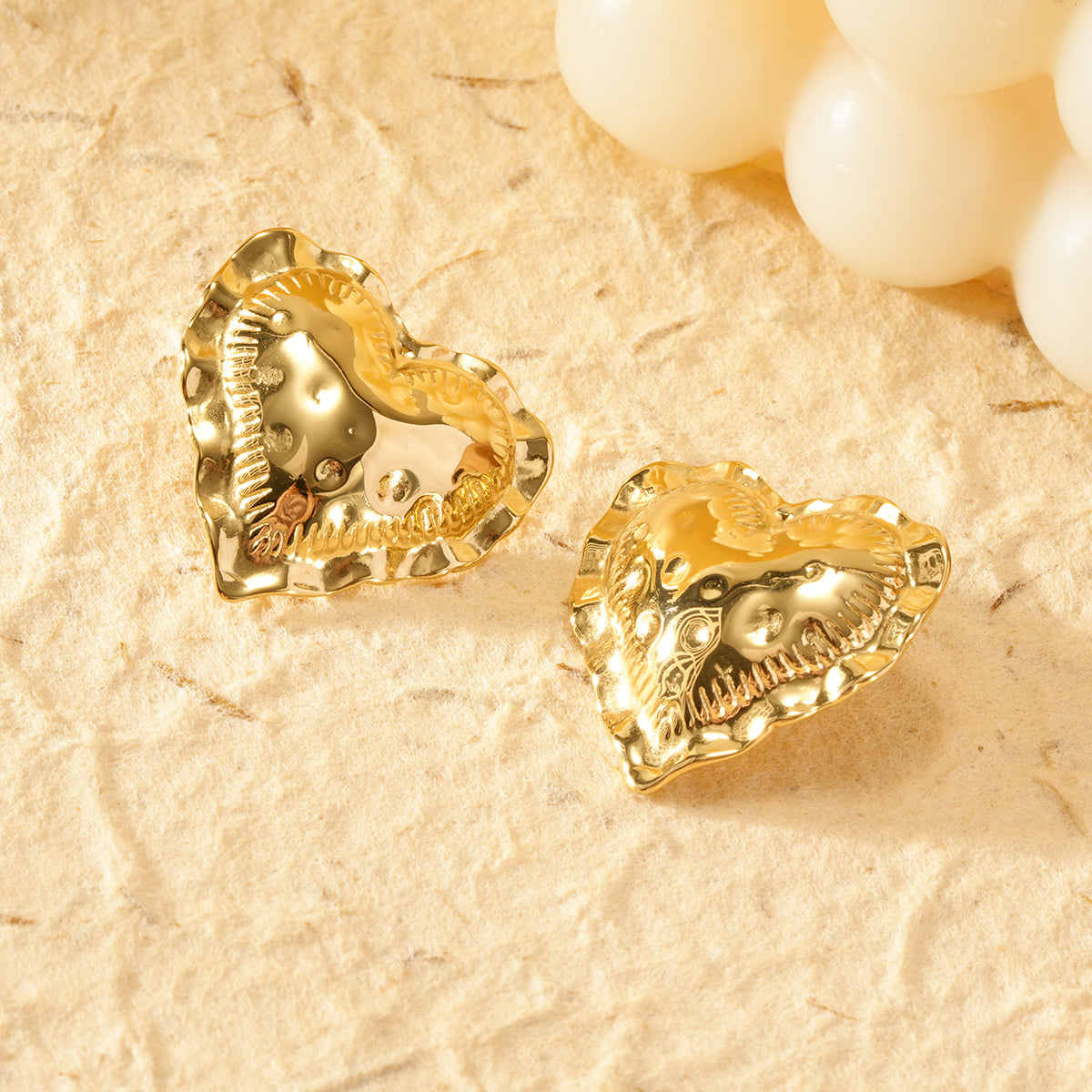 Boucles d'oreilles dorées cœurs bombé texturé
