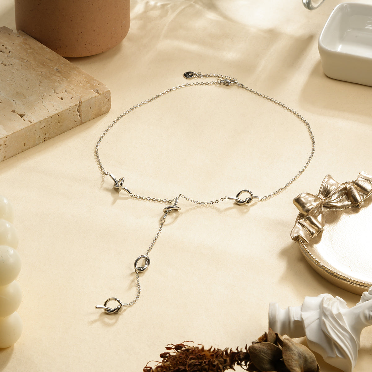 Collier chaîne fine en Y orné de nœuds d'amour