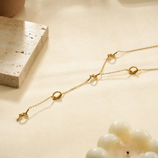 Collier chaîne fine en Y orné de nœuds d'amour