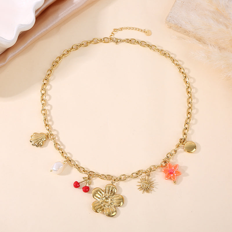 Collier doré breloques fleur cerise soleil et perle