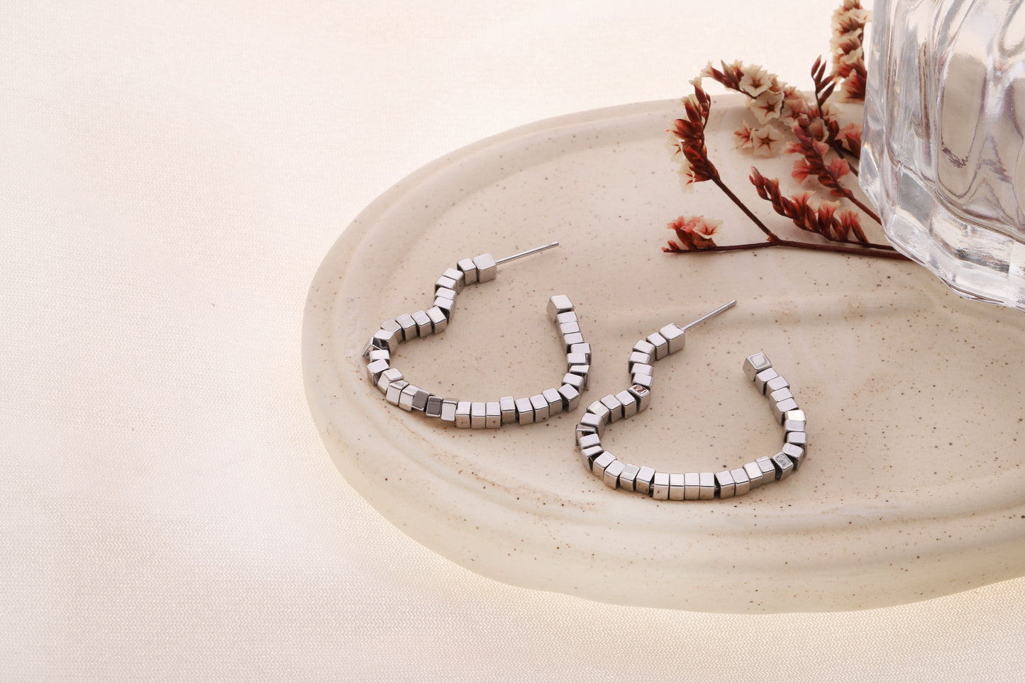 Boucles d'oreilles créoles ouvertes ornées de cubes