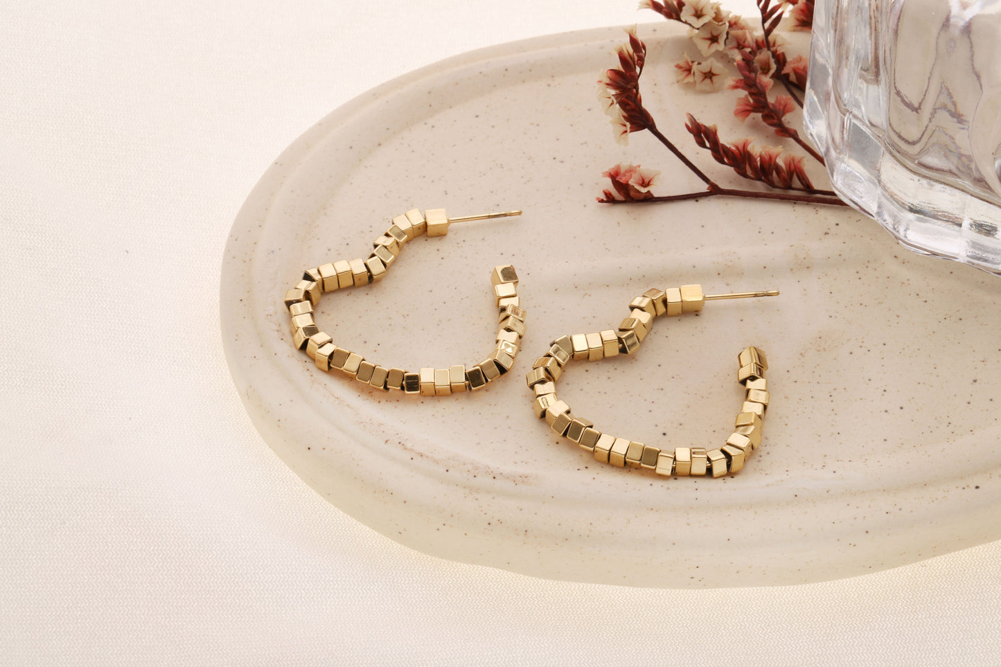 Boucles d'oreilles créoles ouvertes ornées de cubes