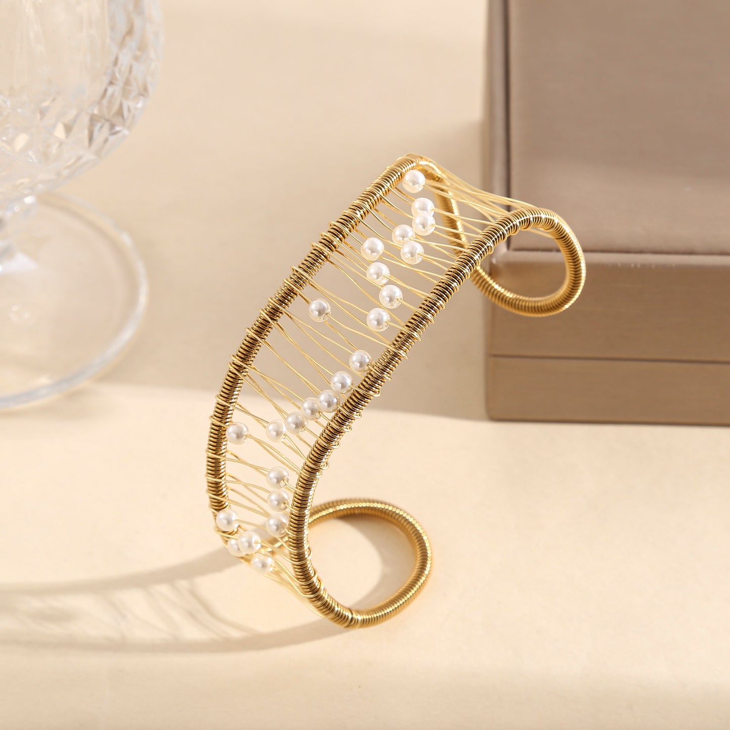 Bracelet machette dorée stressée fils métalliques perles blanches