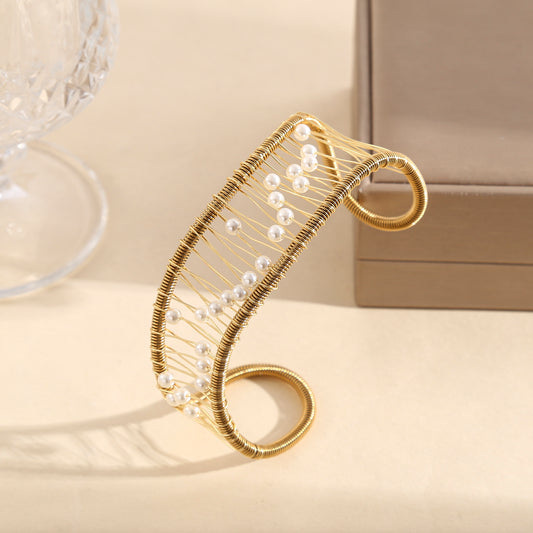 Bracelet machette dorée stressée fils métalliques perles blanches