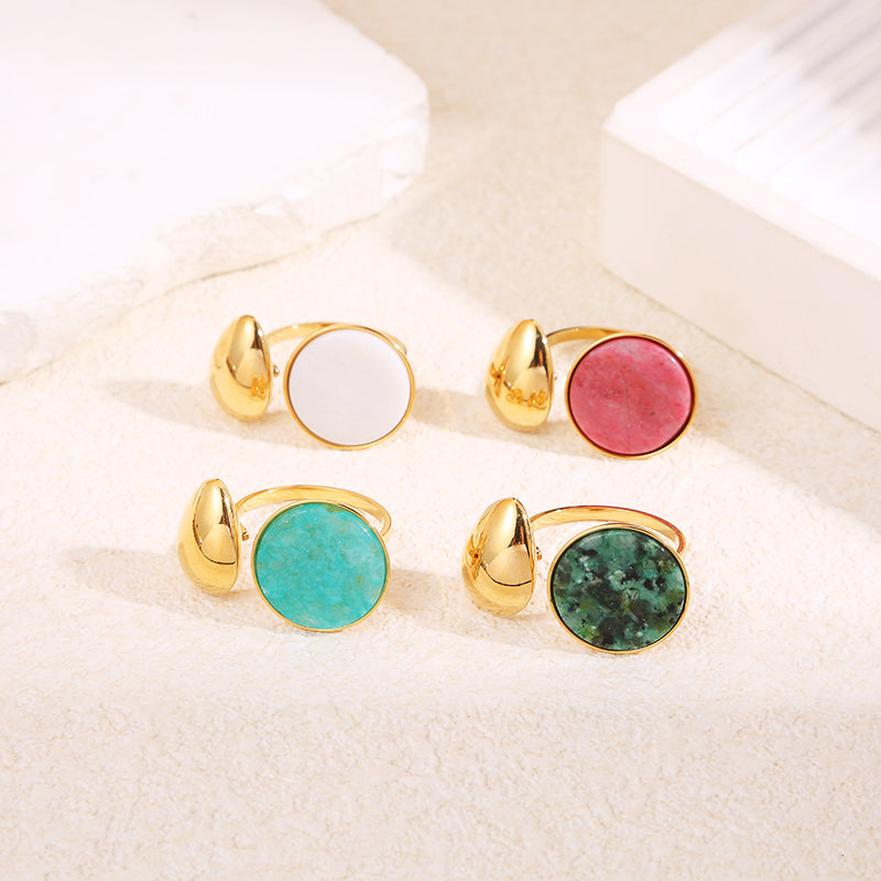 Bague dorée ouverture devant goutte avec pierre ronde