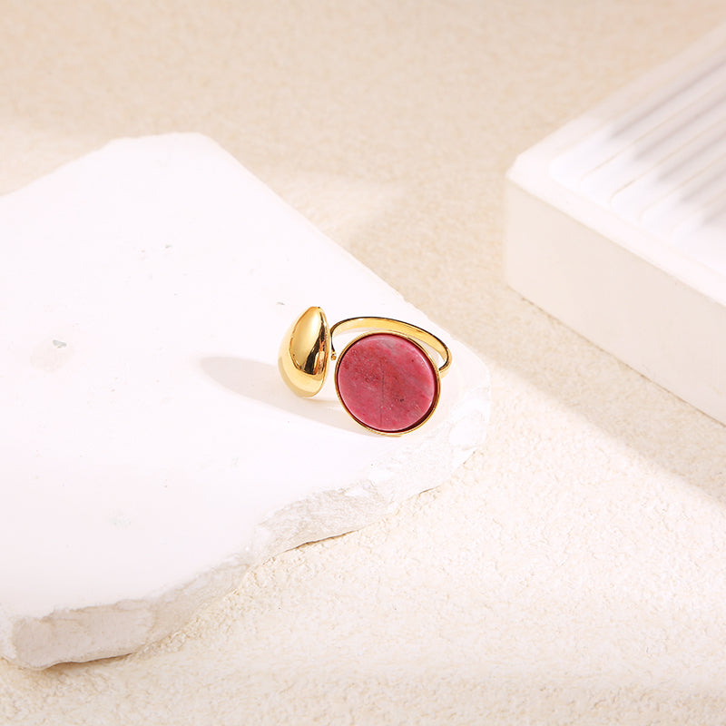 Bague dorée ouverture devant goutte avec pierre ronde