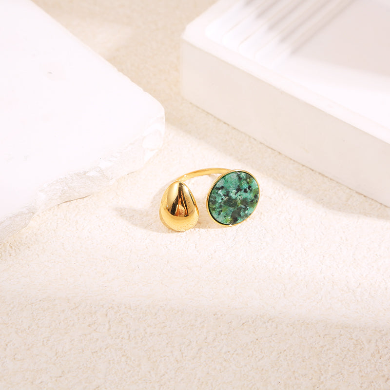 Bague dorée ouverture devant goutte avec pierre ronde