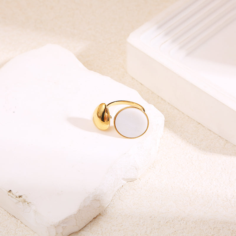 Bague dorée ouverture devant goutte avec pierre ronde