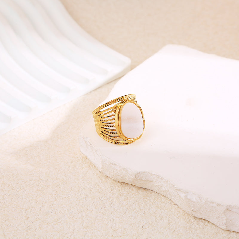 Bague dorée multi ligne serrée pierre