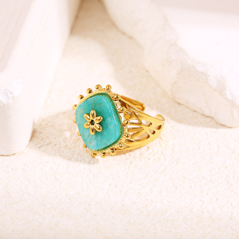 Bague dorée pierre losange avec fleur dedans