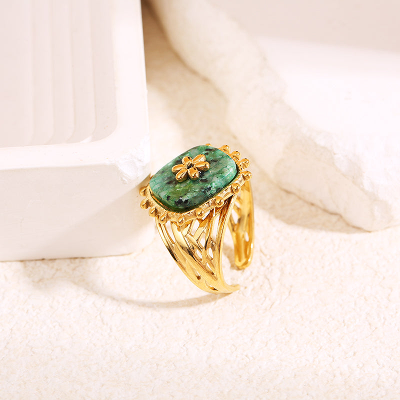 Bague dorée pierre losange avec fleur dedans